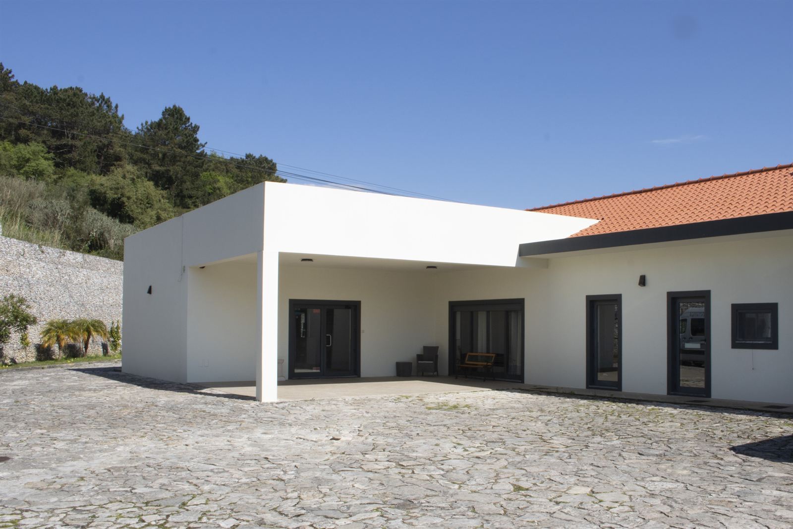 Fachada e jardim do lar