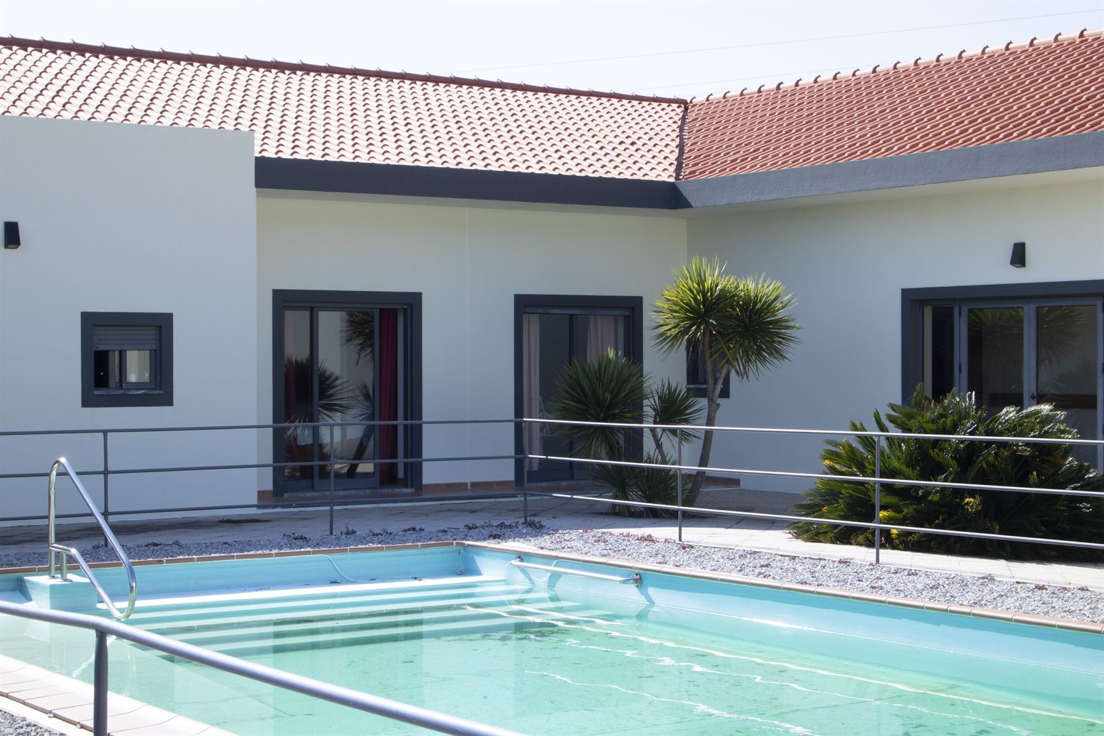 Piscina e jardim envolvente