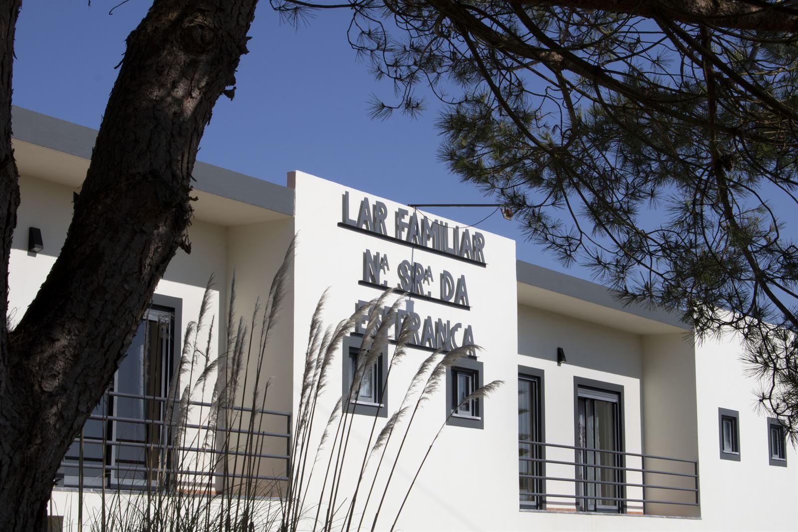 Fachada do lar e envolvente
