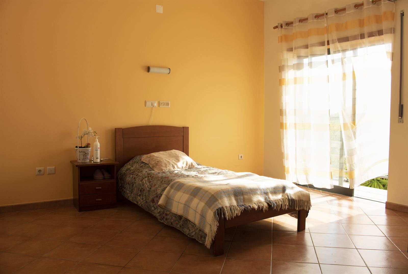 Quarto individual luminoso