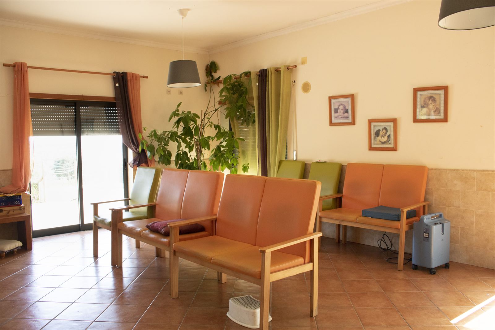 Sala de convívio com acesso ao jardim